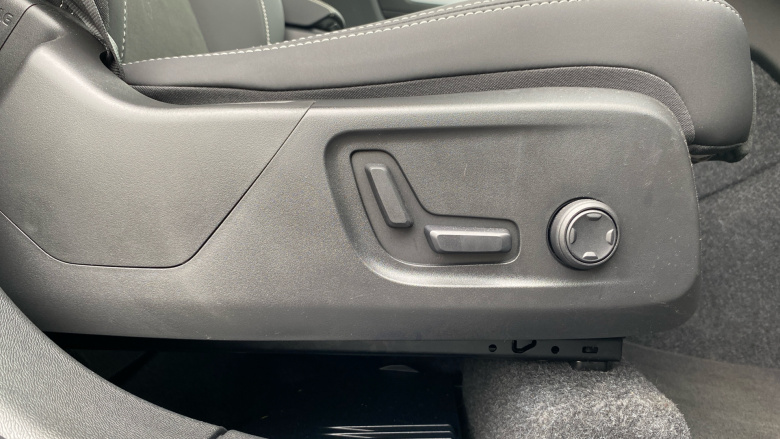 Volvo XC40 2.0 B3P Plus Black Edition 5dr Auto Petrol Estate